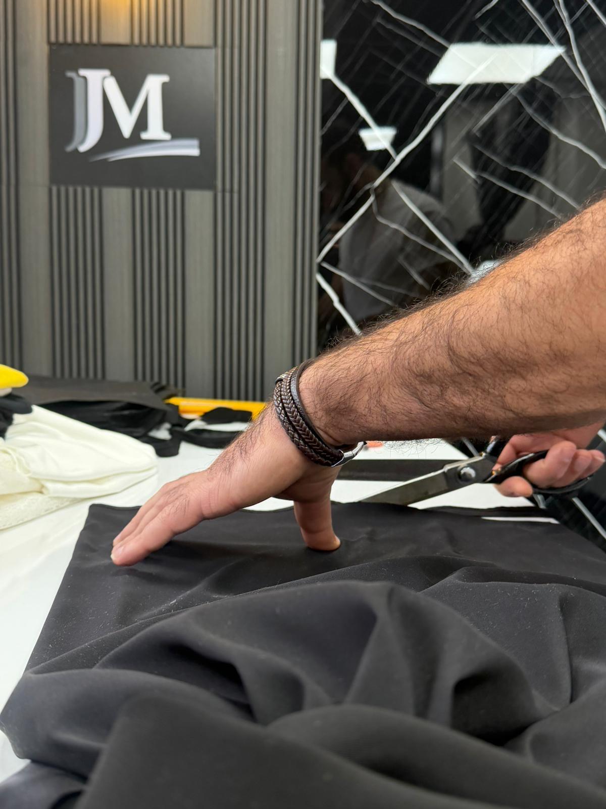 Naehmaschine beim Naehen einer Hose